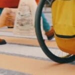 Виїзд чоловіків за кордон у супроводі інваліда першої або другої групи – актуальна поширена тема в Україні